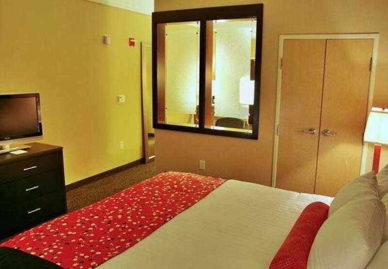 Springhill Suites By Marriott Pueblo Downtown Экстерьер фото